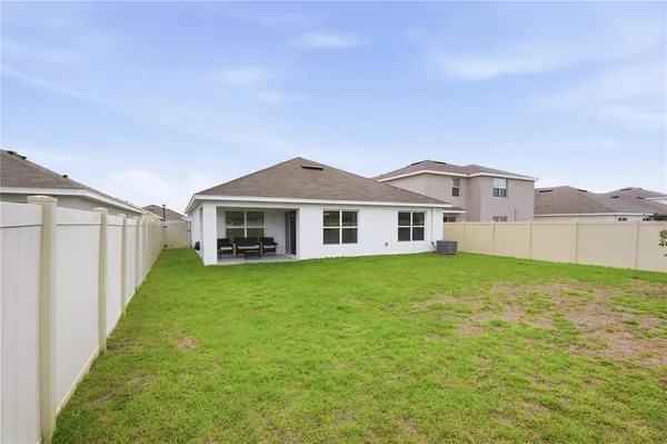 a view of a house with backyard and garden