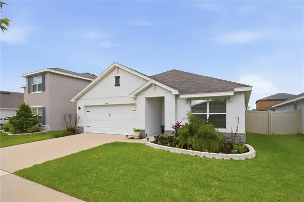 a view of a house with backyard and garden
