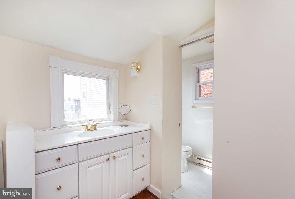 1250 Riverside Avenue Baltimore, MD 21230 - Photo 24 of 30 3rd Floor Bathroom - Bright & Clean!