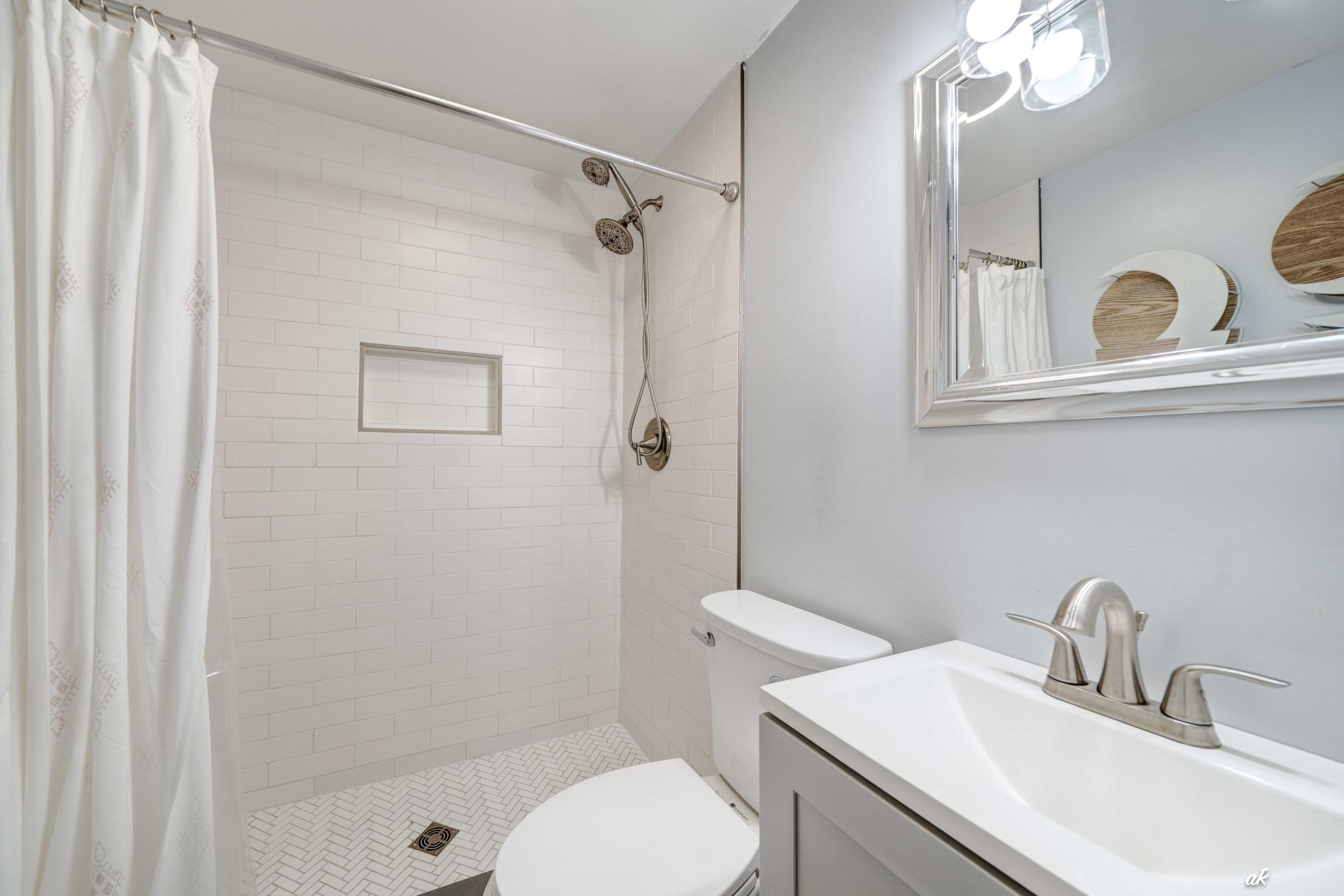 815 Oakridge Road Fort Walton Beach, FL 32547 - Photo 18 of 24 Bathroom