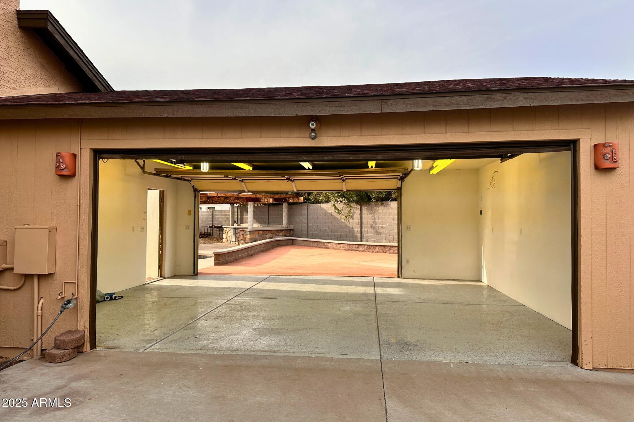 6052 West Grandview Road Glendale, AZ 85306 - Photo 4 of 42 Drive Through Garage