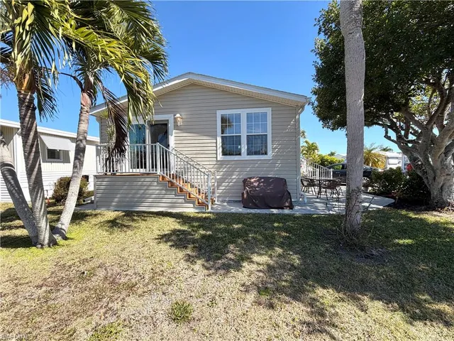 a view of a house with backyard