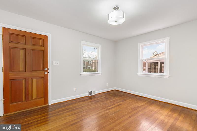 3703 1st Road South Arlington, VA 22204 - Photo 3 of 30