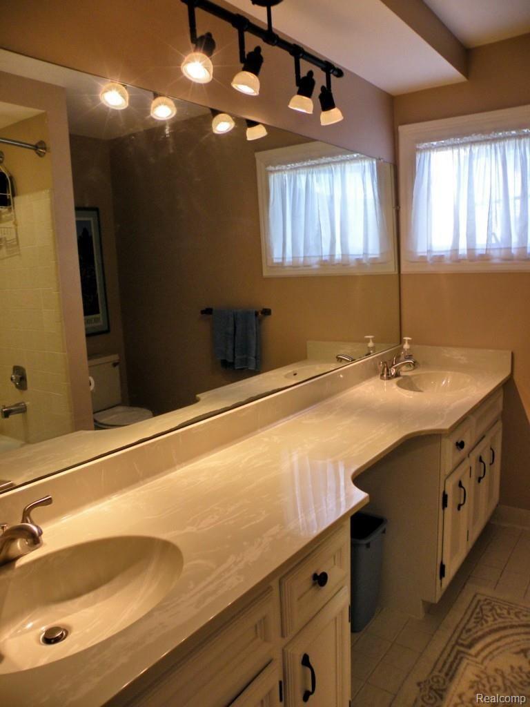 3120 Kilburn Road West Rochester, MI 48306 - Photo 23 of 31 Hall Bathroom