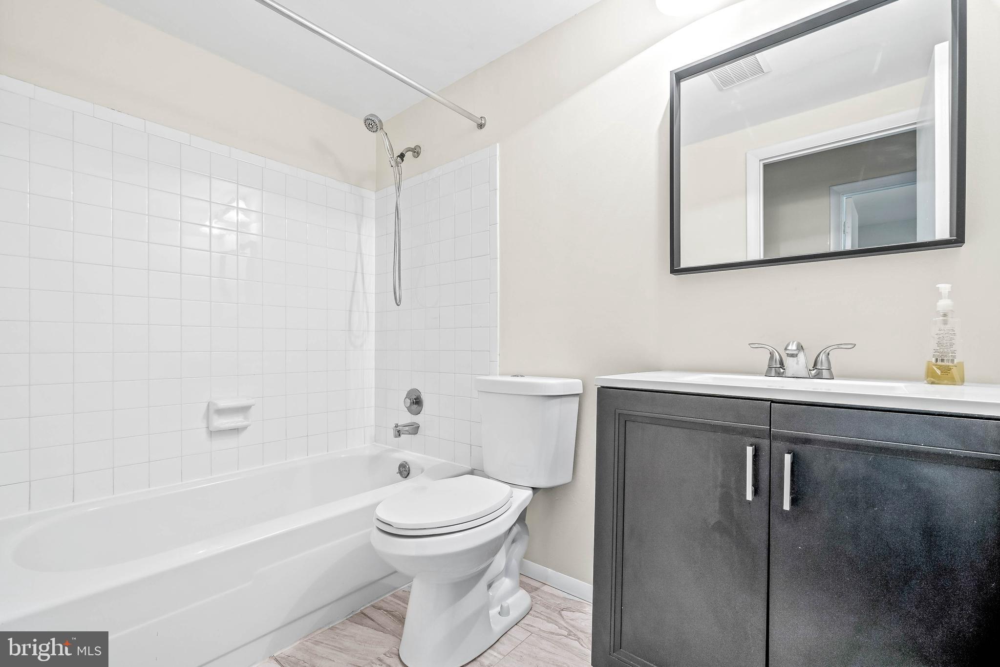 9200 Centerway Road Gaithersburg, MD 20879 - Photo 25 of 28 Hallway Full Bathroom
