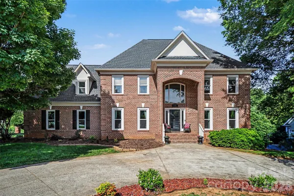 $750,000 | 232 40th Ave Drive Northwest, Hickory, NC 28601