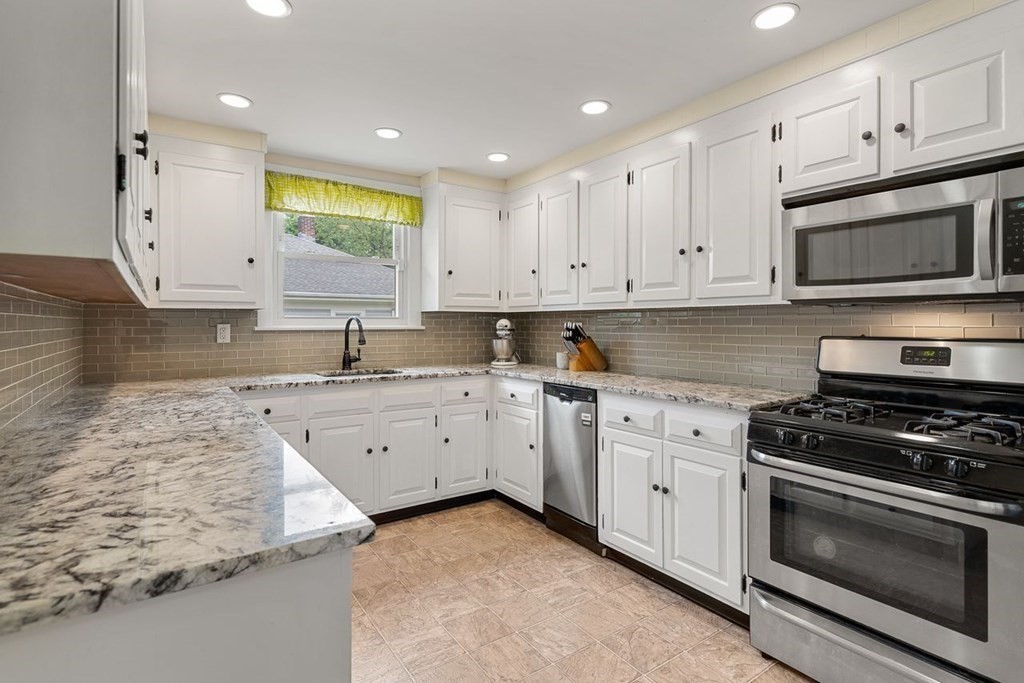 29 Pickman Road Salem, MA 01970 - Photo 1 of 37