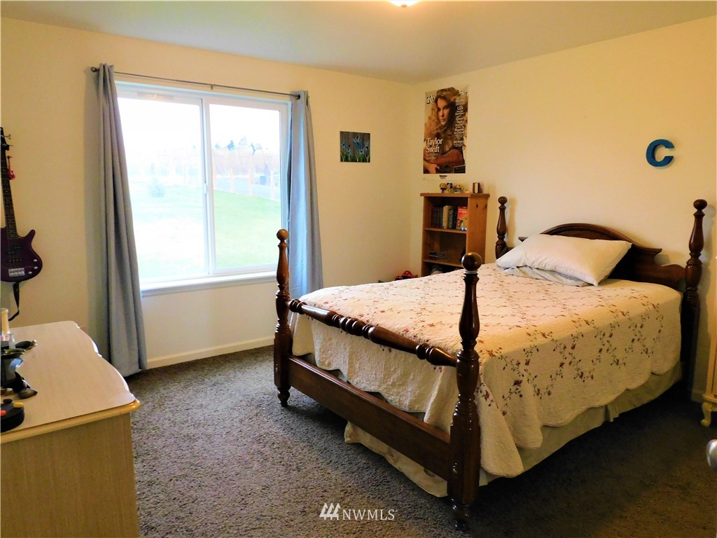 231 Sharp Road Tieton, WA 98947 - Photo 15 of 27 a bedroom with a bed and a table