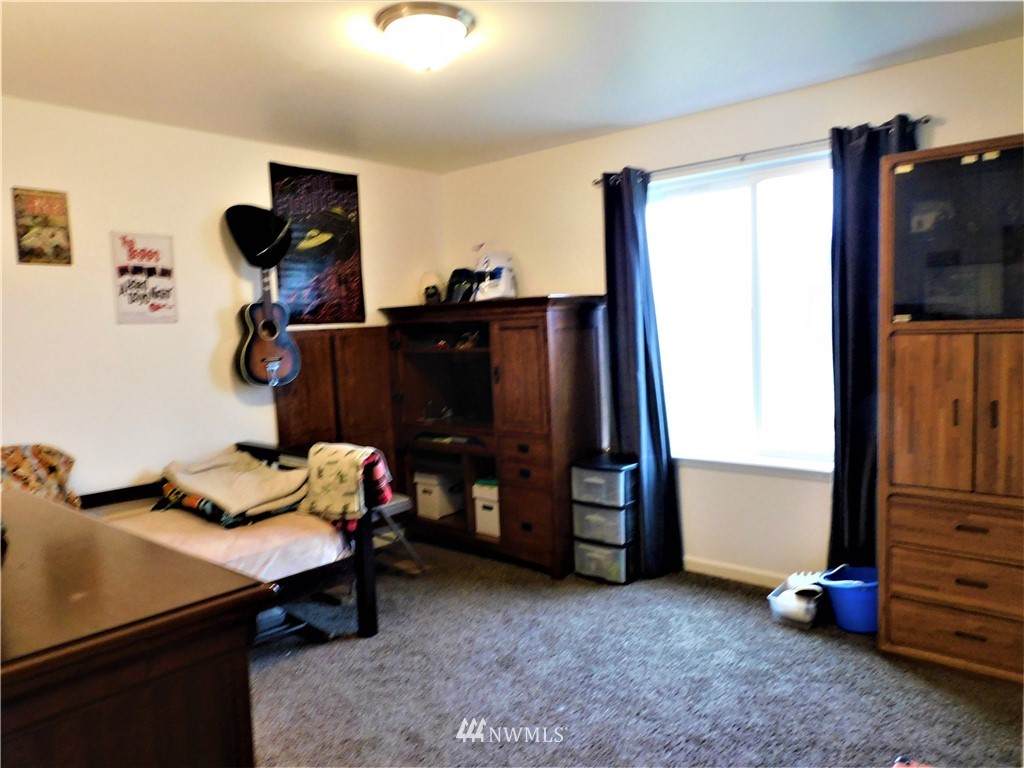 231 Sharp Road Tieton, WA 98947 - Photo 16 of 27 a room with a desk and a closet