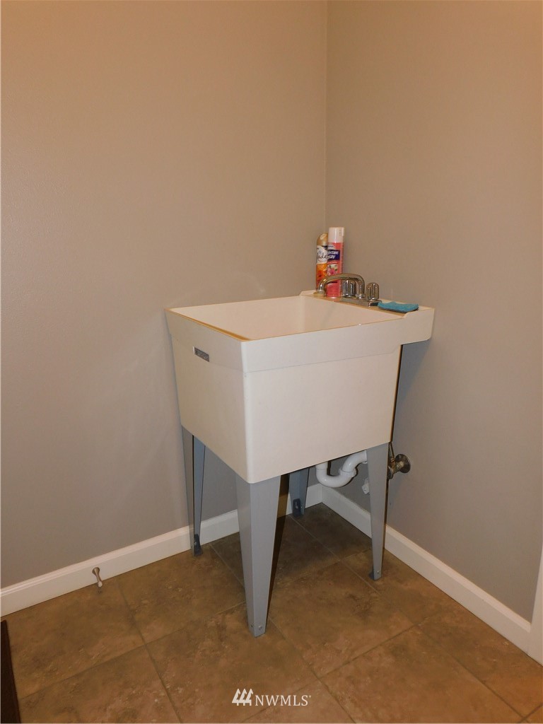 231 Sharp Road Tieton, WA 98947 - Photo 19 of 27 a workspace with furniture and a window