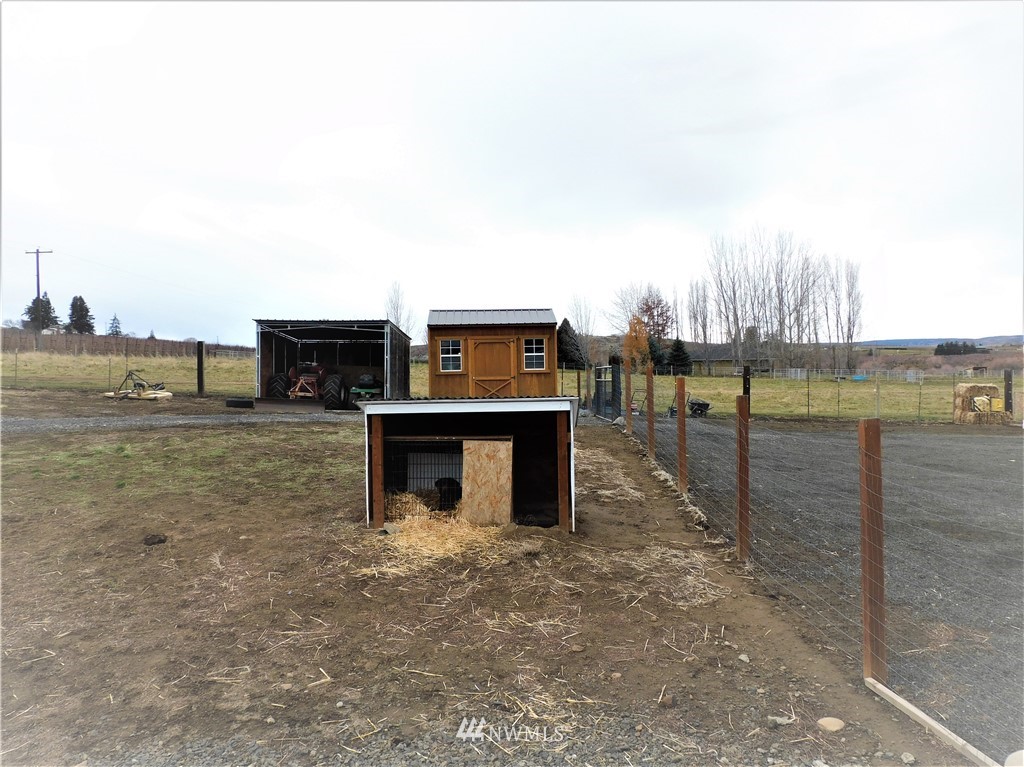 231 Sharp Road Tieton, WA 98947 - Photo 23 of 27 a view of a yard with an outdoor space