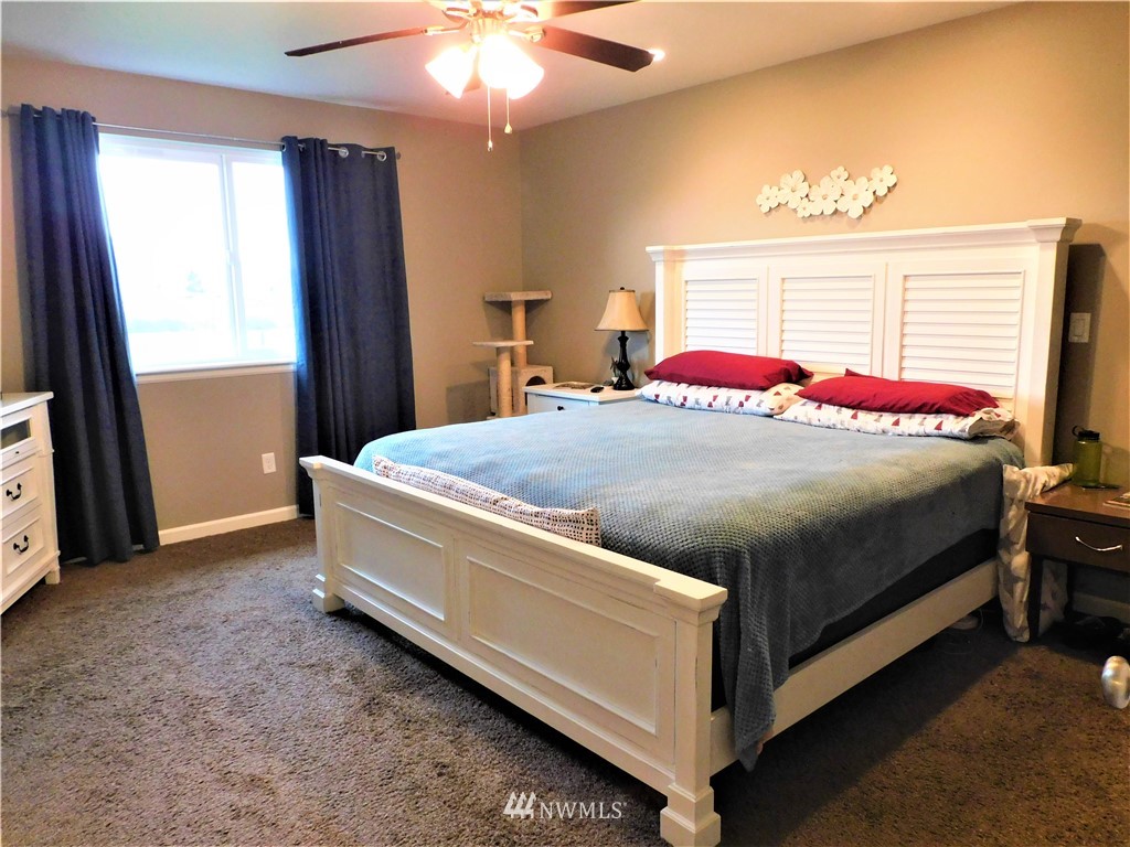 231 Sharp Road Tieton, WA 98947 - Photo 10 of 27 a bedroom with a bed and window