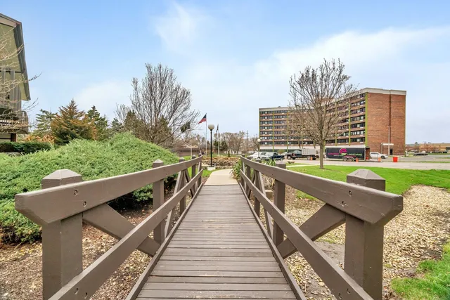 $215,000 | 1504 Woodbridge Road, Unit 1A, Joliet, IL 60436