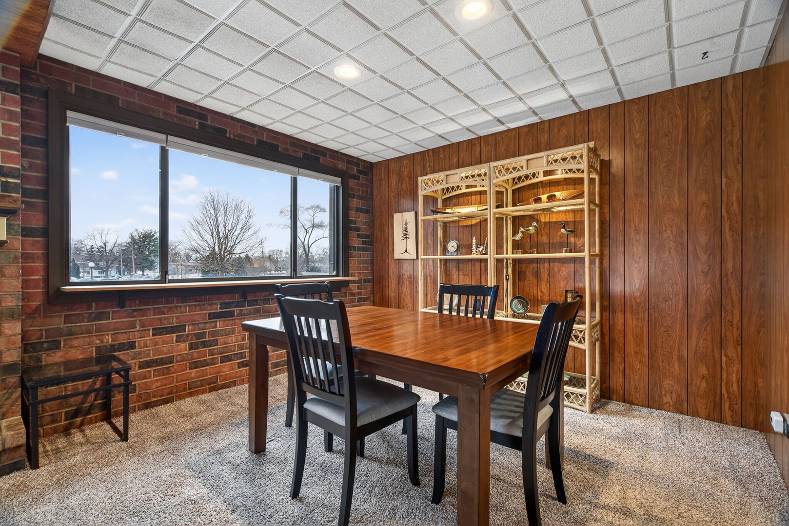 1504 Woodbridge Road, Unit 1A Joliet, IL 60436 - Photo 8 of 32 a dining room with furniture and window
