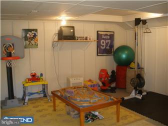 17 Riverside Drive Reading, PA 19605 - Photo 8 of 12 Gallery Image 8