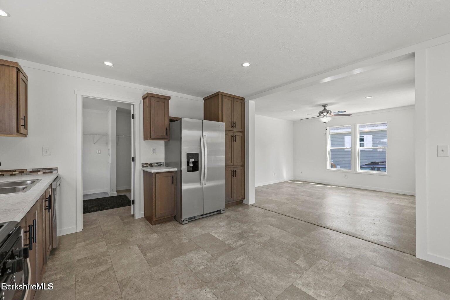 395 Cheshire Road, Unit 106 Pittsfield, MA 01201 - Photo 6 of 20 Eat in Kitchen