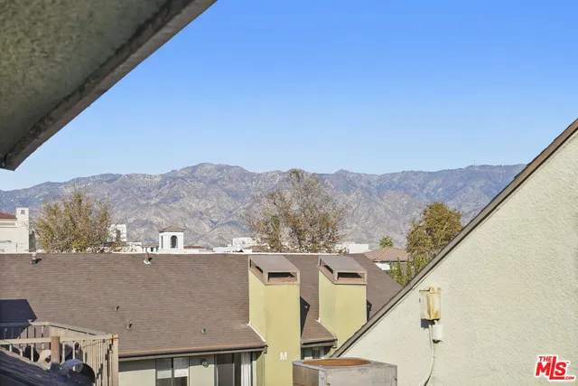 a picture of wall with a white wall