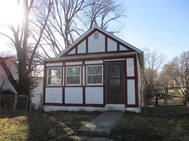 $825 | 1320 South Esplanade Street, Leavenworth, KS 66048