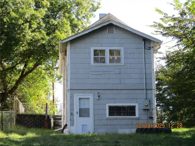 $825 | 1320 South Esplanade Street, Leavenworth, KS 66048