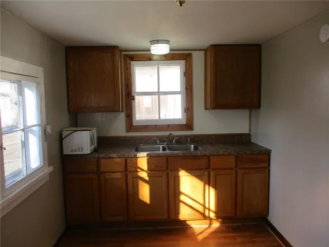 $825 | 1320 South Esplanade Street, Leavenworth, KS 66048