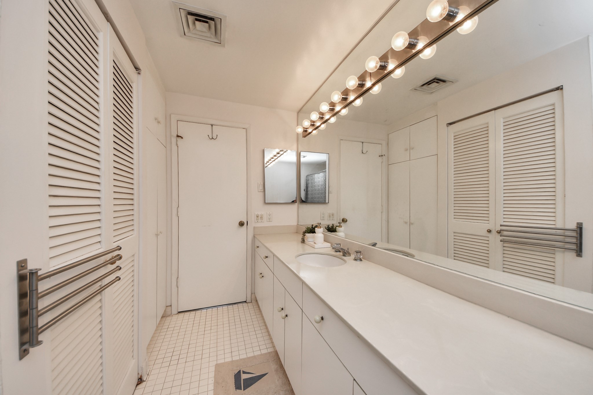 5000 Montrose Boulevard, Unit 14H Houston, TX 77006 - Photo 22 of 40 a bathroom with a double vanity sink and mirror