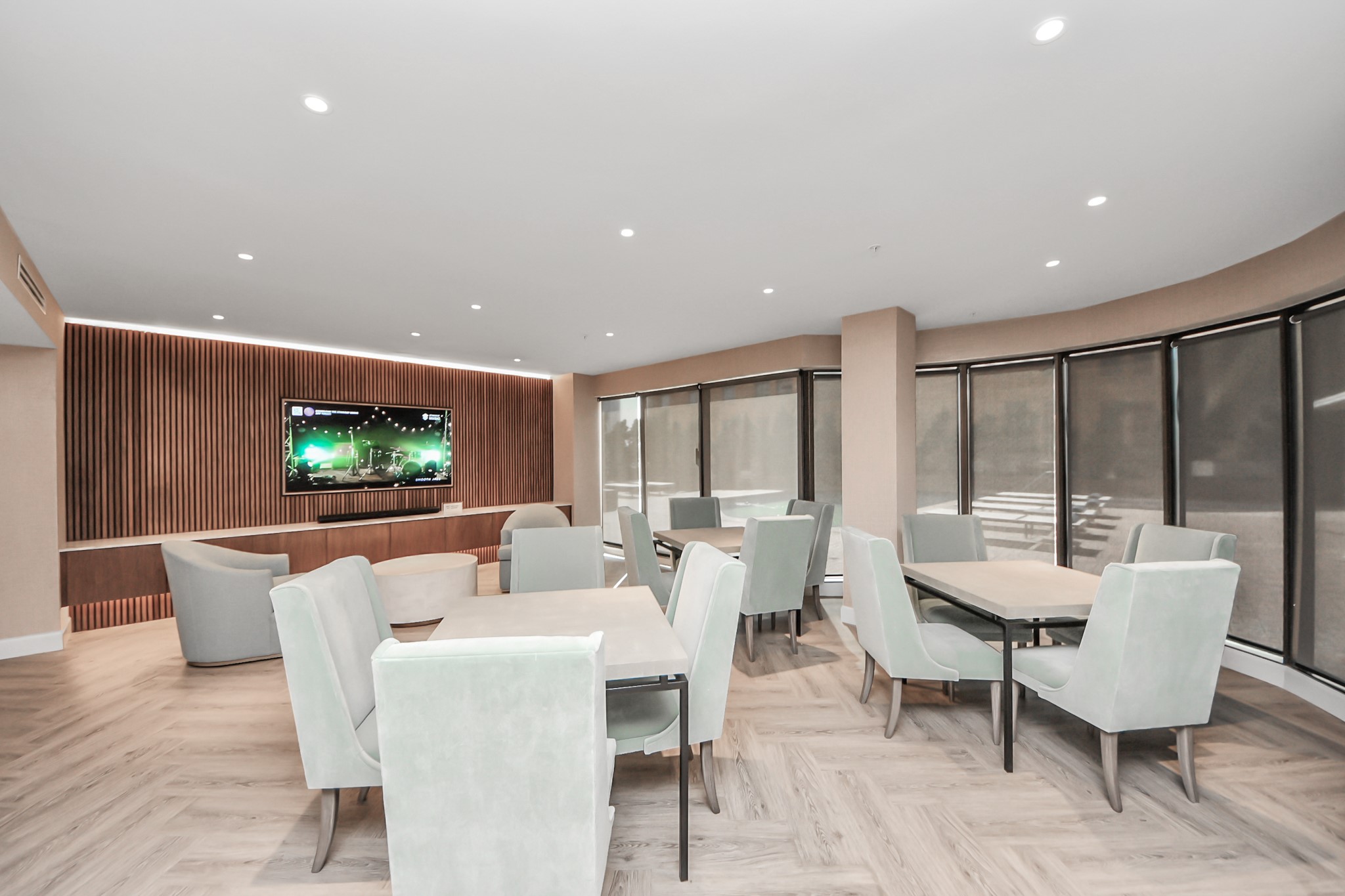 5000 Montrose Boulevard, Unit 14H Houston, TX 77006 - Photo 29 of 40 Flexible resident space for work, meetings or relaxation.