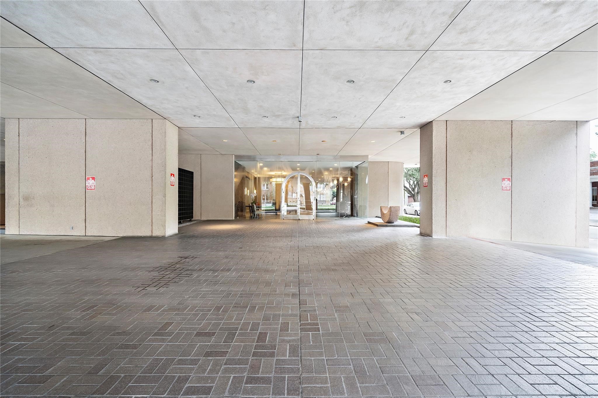 5000 Montrose Boulevard, Unit 14H Houston, TX 77006 - Photo 39 of 40 a view of a hallway
