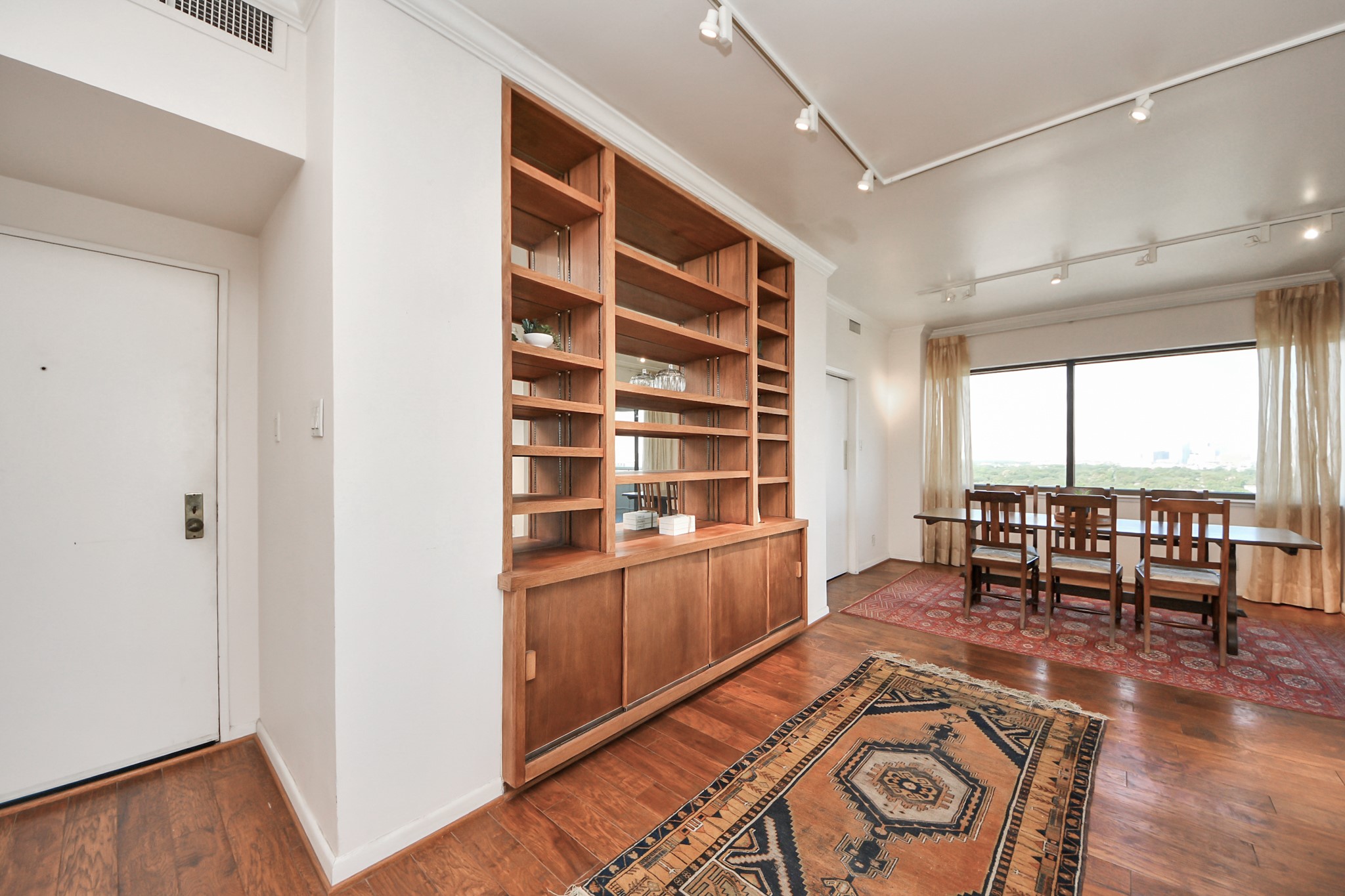 5000 Montrose Boulevard, Unit 14H Houston, TX 77006 - Photo 8 of 40 a living room with furniture a window and wooden floor