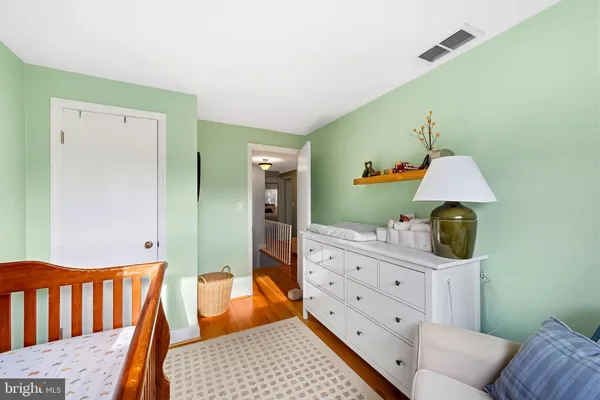 a picture of a book shelf