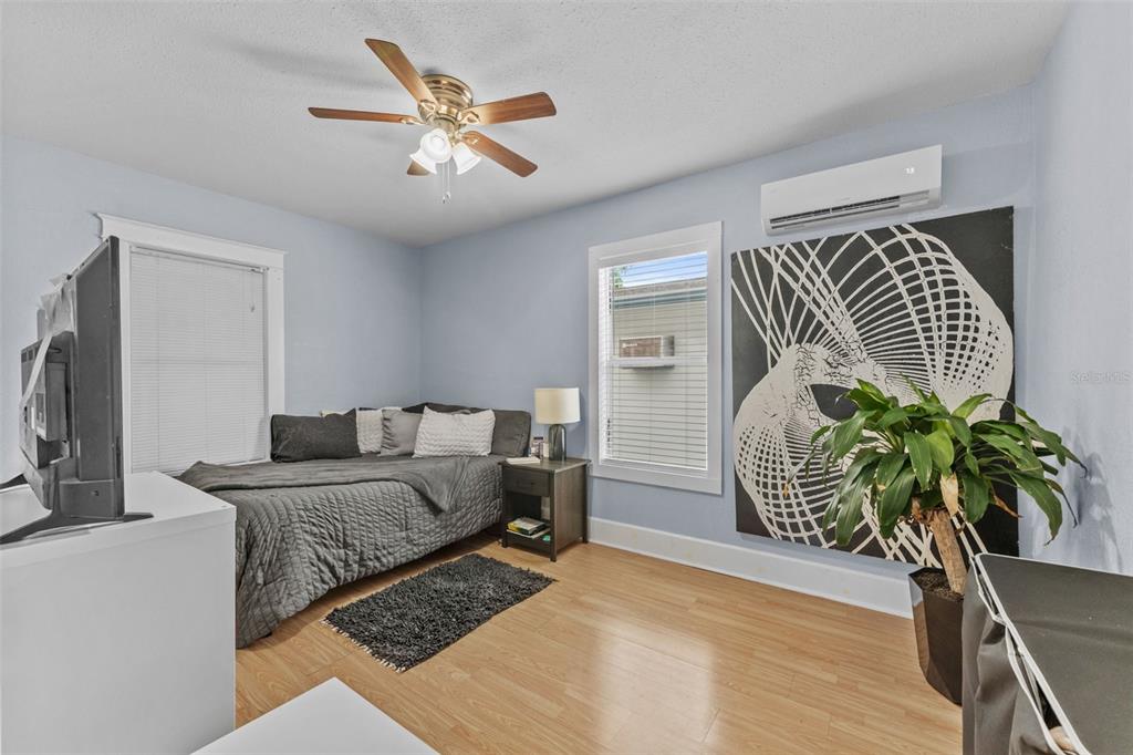 1326 17th Terrace North St. Petersburg, FL 33704 - Photo 21 of 28 a living room with furniture and a potted plant