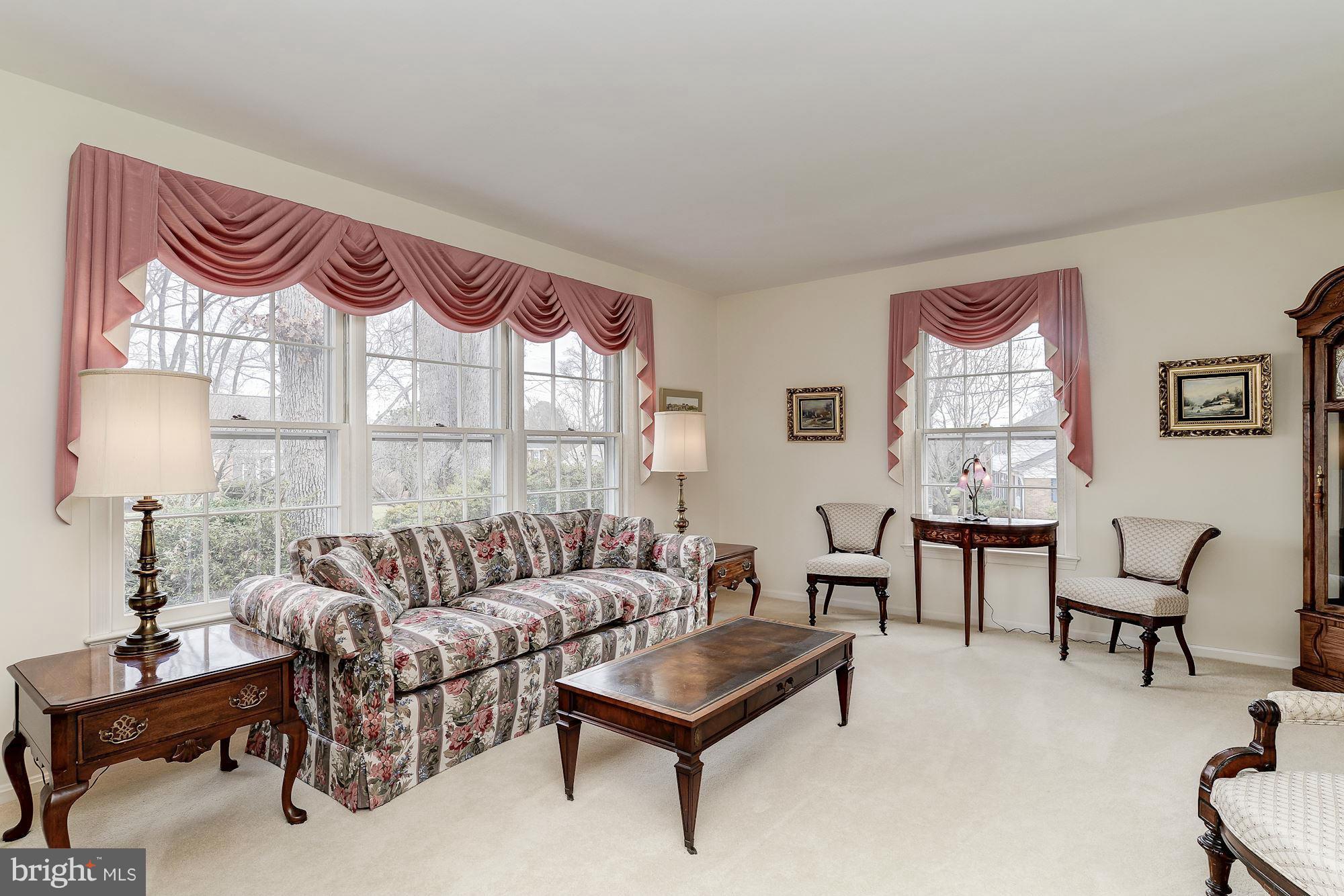 12014 Smoketree Road Potomac, MD 20854 - Photo 4 of 29 Living Room