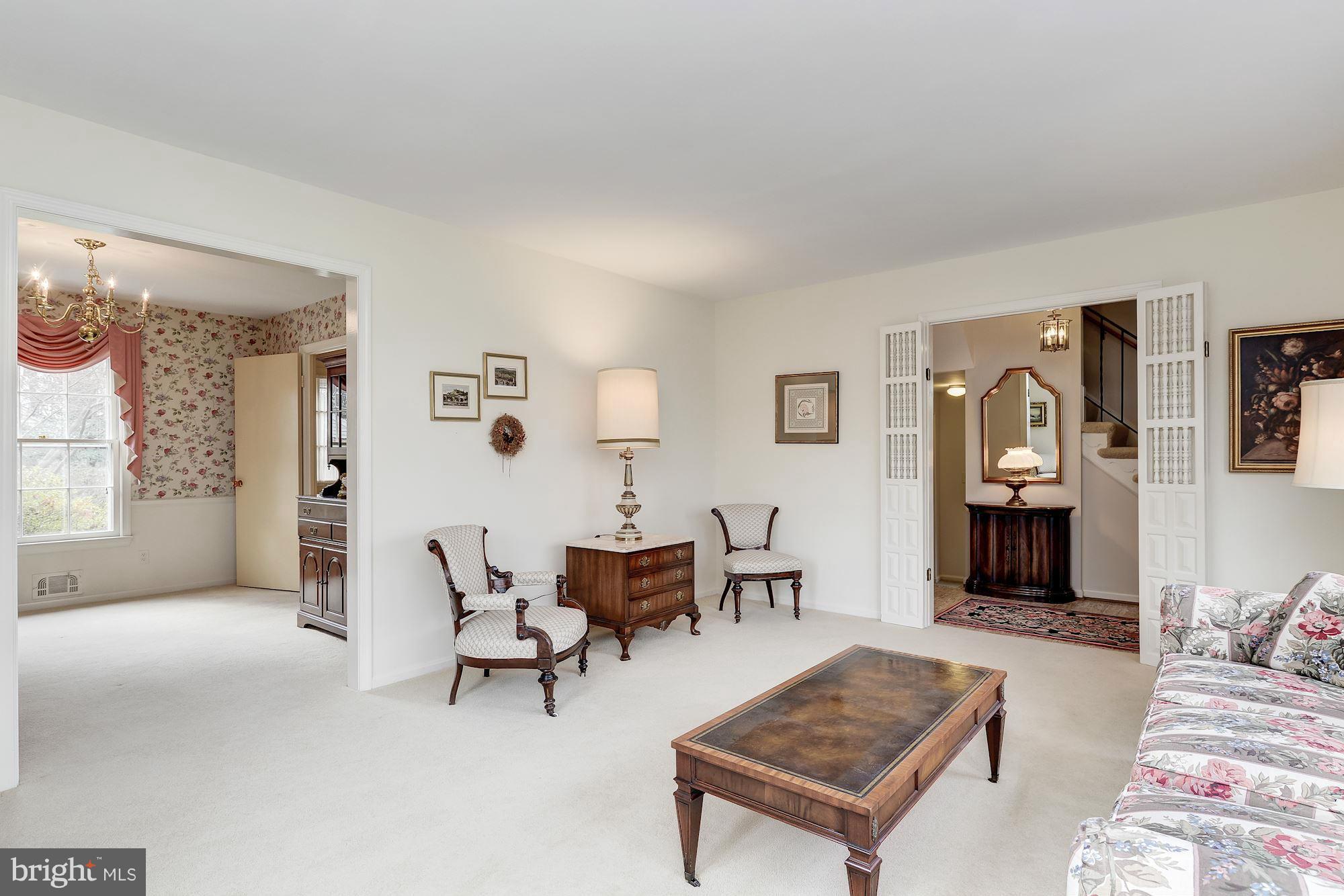 12014 Smoketree Road Potomac, MD 20854 - Photo 5 of 29 Living Room