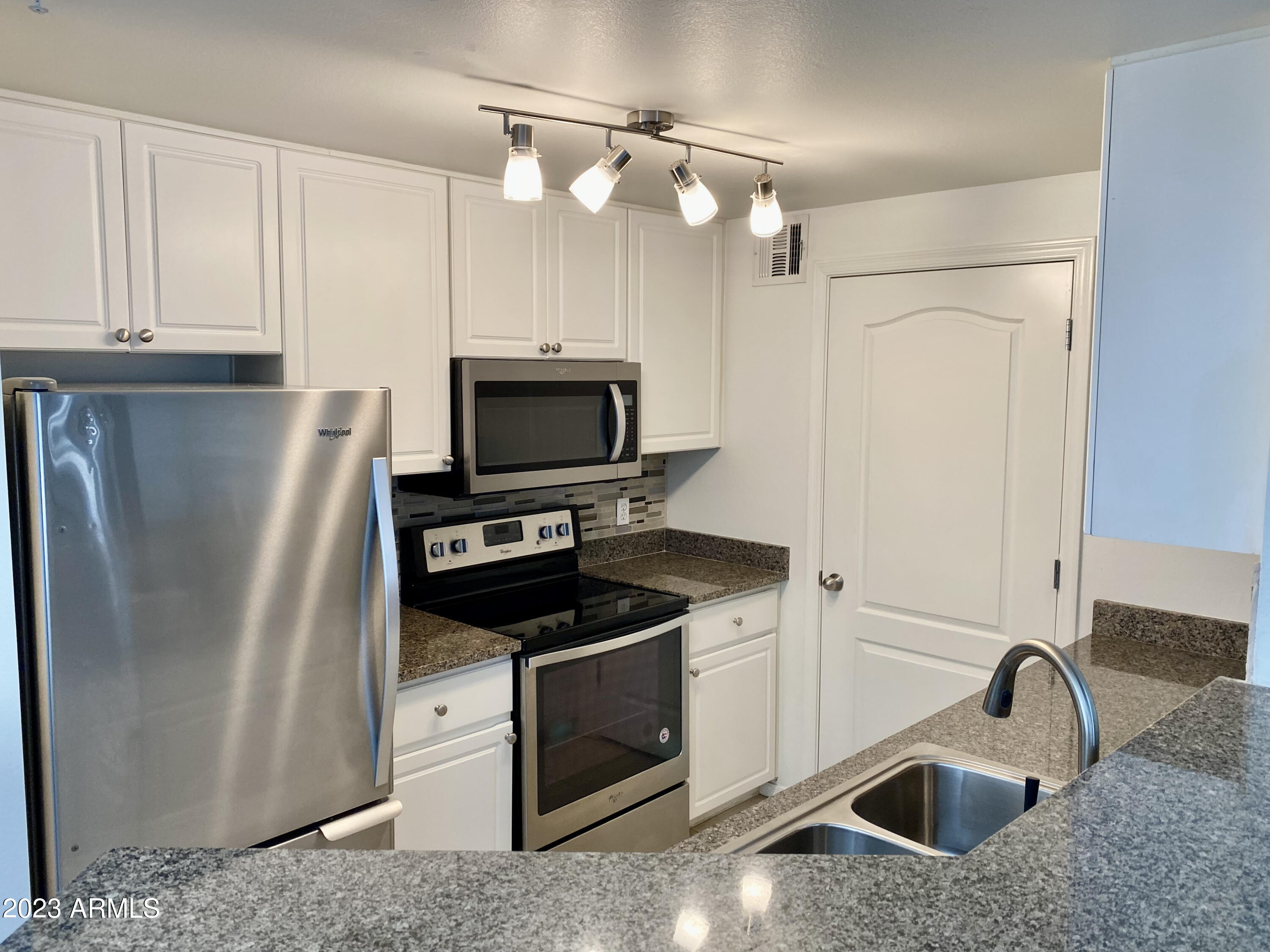 1701 East Colter Street, Unit 415 Phoenix, AZ 85016 - Photo 8 of 33 IMG_2418