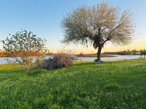 $299,000 | 512 Laurel Cove West, Onalaska, TX 77360