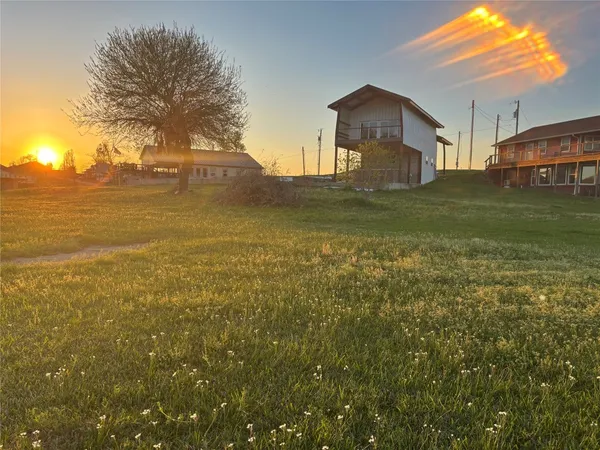 $299,000 | 512 Laurel Cove West, Onalaska, TX 77360