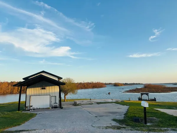 $299,000 | 512 Laurel Cove West, Onalaska, TX 77360