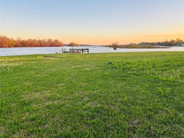 $299,000 | 512 Laurel Cove West, Onalaska, TX 77360