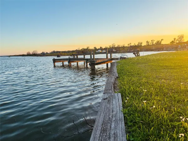 $299,000 | 512 Laurel Cove West, Onalaska, TX 77360