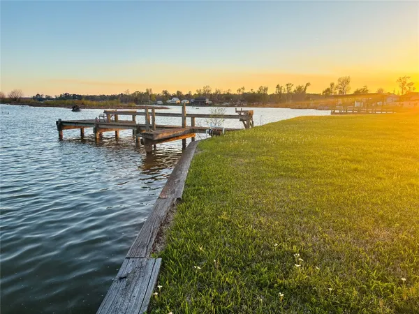 $299,000 | 512 Laurel Cove West, Onalaska, TX 77360