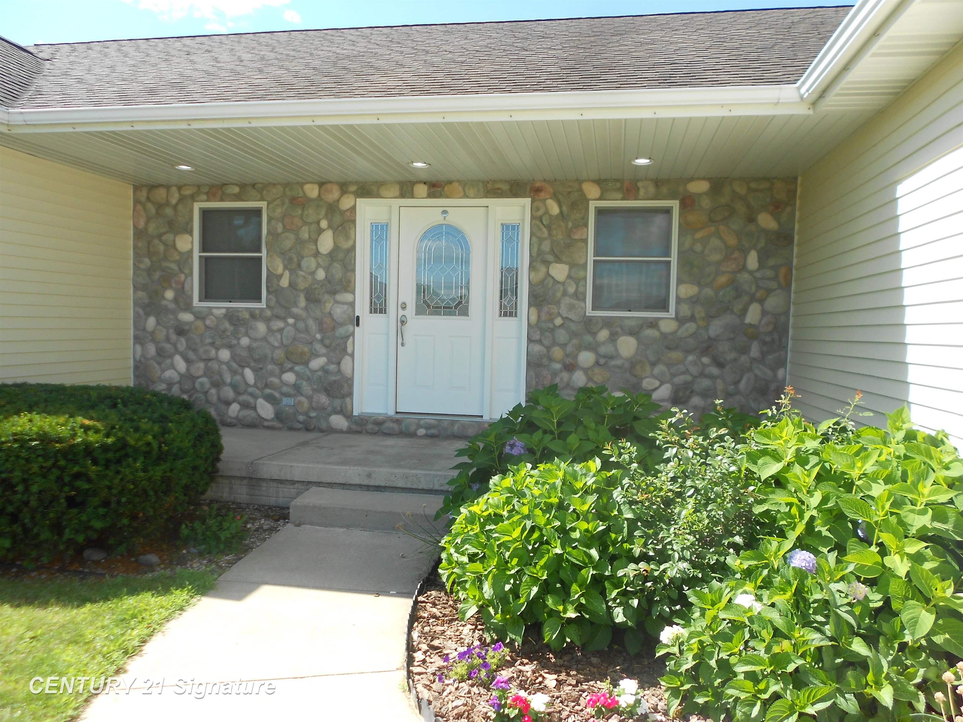 10233 Sarle Road Freeland, MI 48623 - Photo 5 of 38
