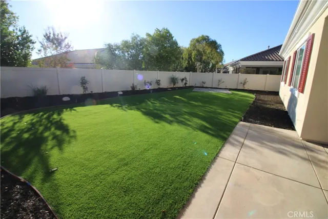 a view of yard with green space