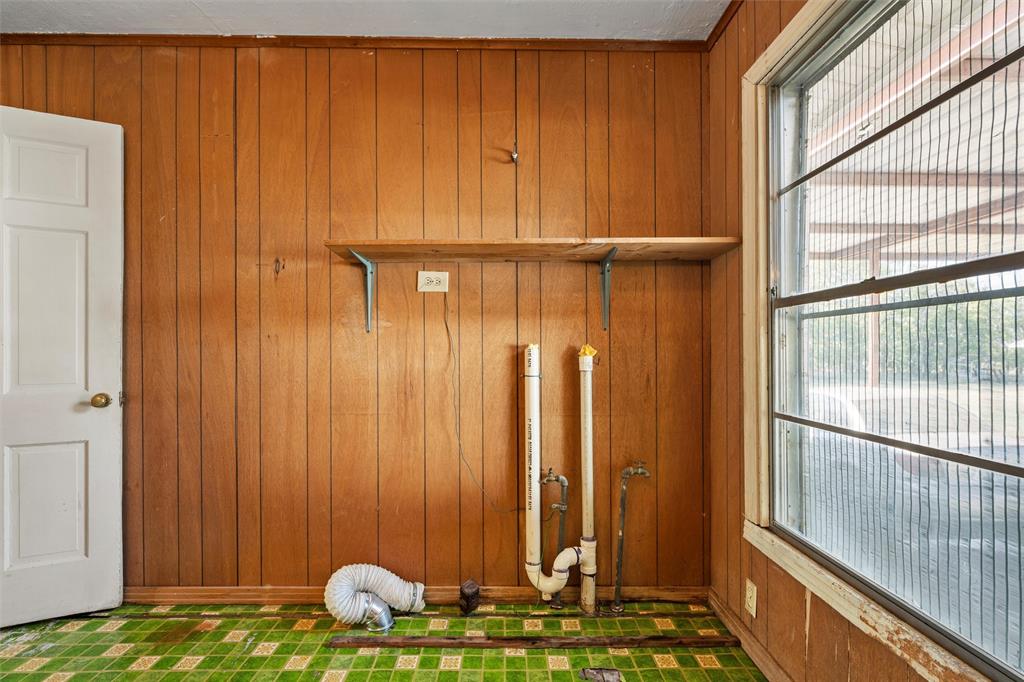 12145 Tree Lake Drive Waco, TX 76708 - Photo 27 of 40 a bathroom with a window