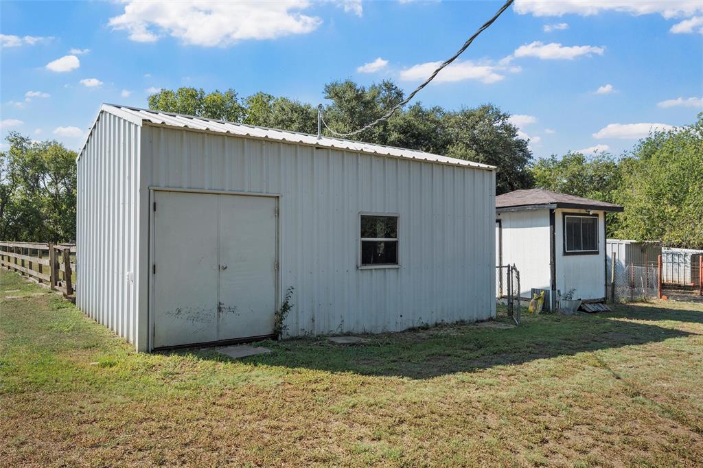 12145 Tree Lake Drive Waco, TX 76708 - Photo 33 of 40 a backyard of a house