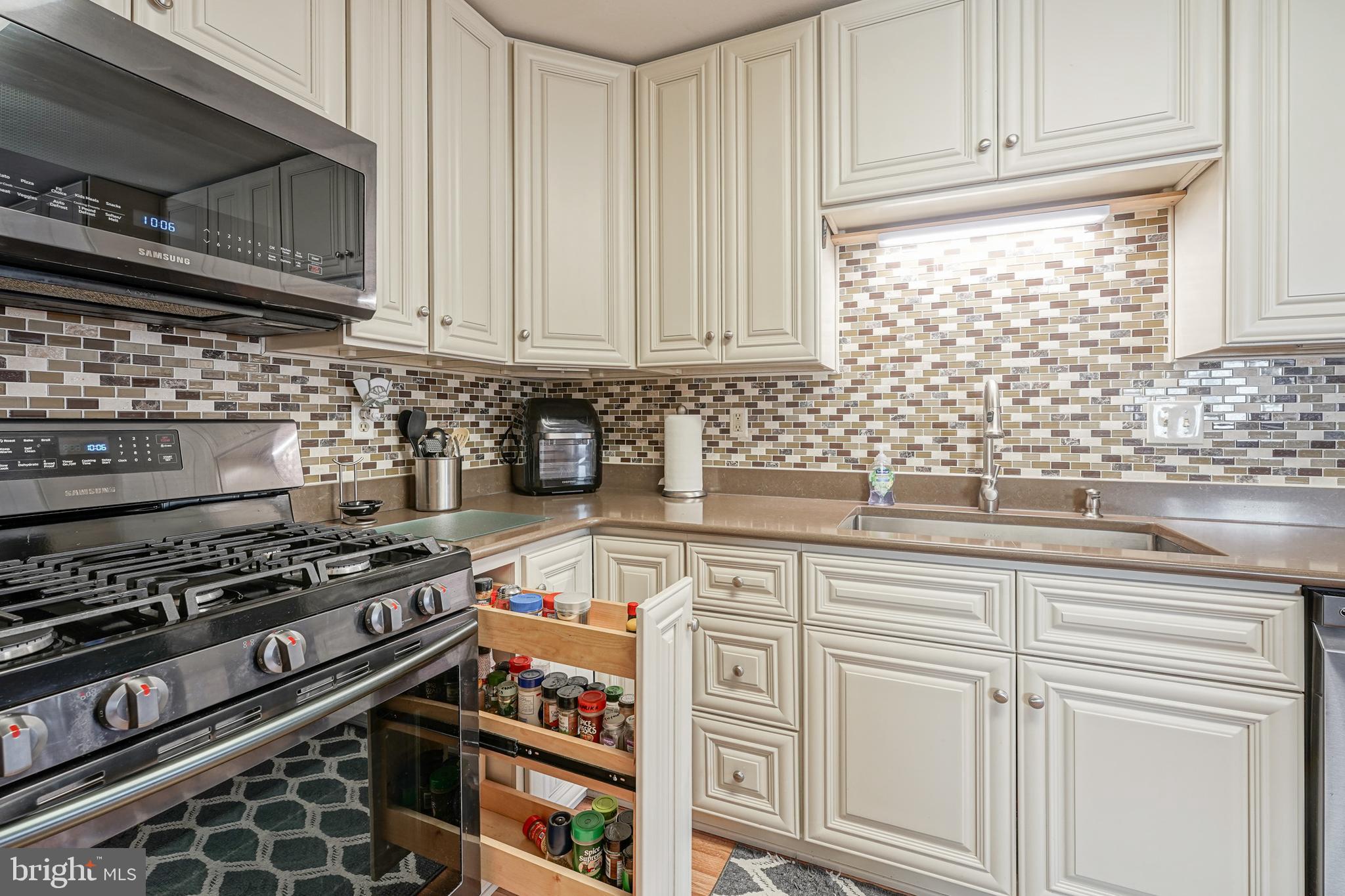 45 Colgate Court Atco, NJ 08004 - Photo 9 of 23 Hidden spice rack!