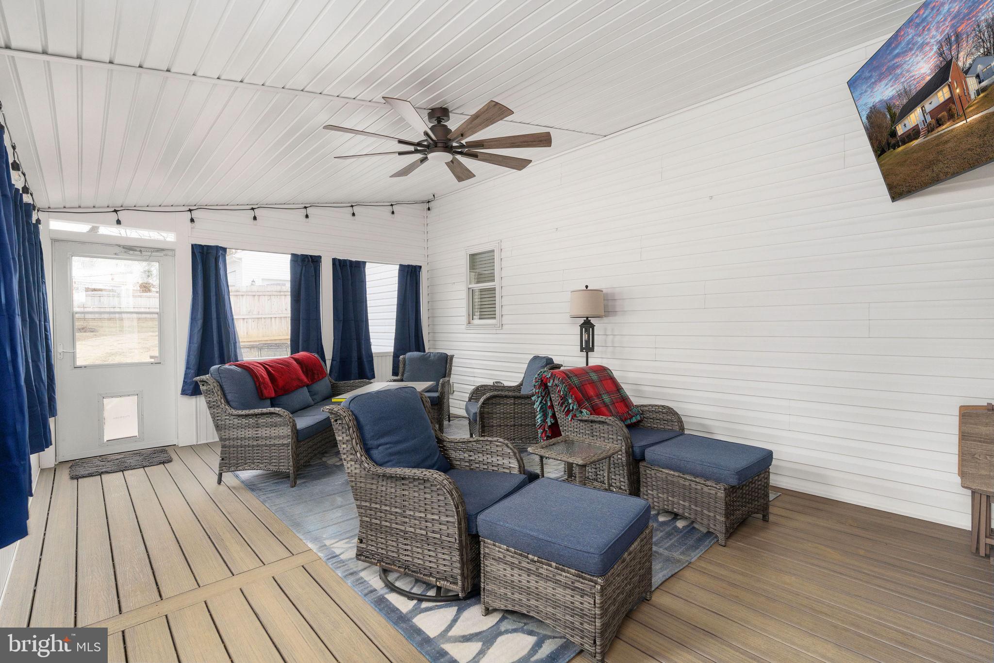 511 Ferry Road Fredericksburg, VA 22405 - Photo 15 of 55 a living room with furniture