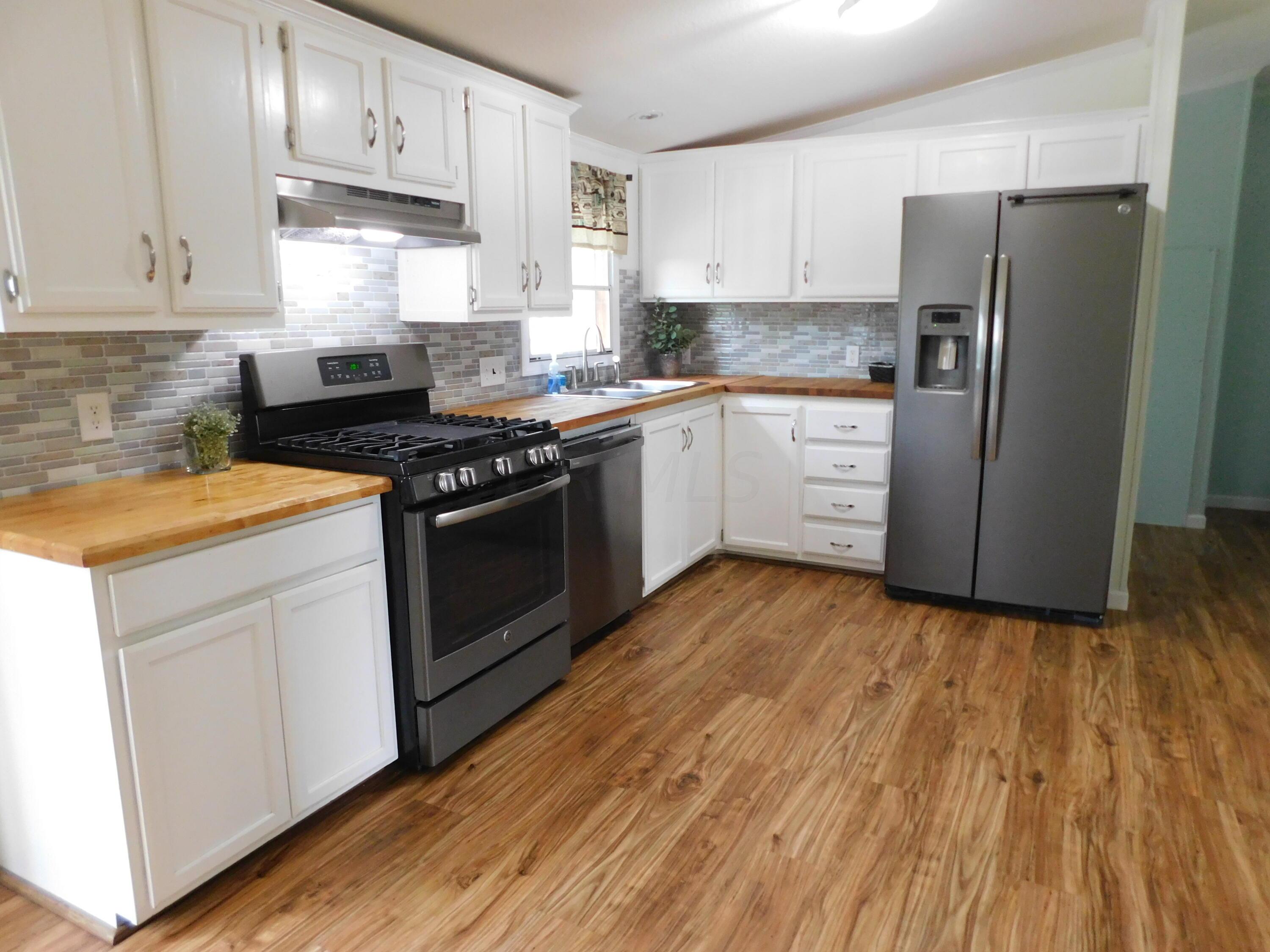 4711 Walnut Road, Unit LOT H8 Buckeye Lake, OH 43008 - Photo 15 of 42 Kitchen featuring gas stove