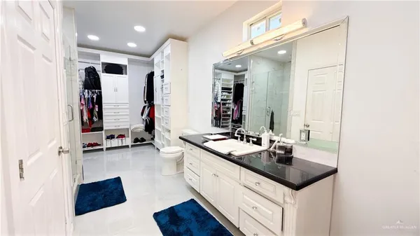 a en suite bathroom with double vanity and a mirror