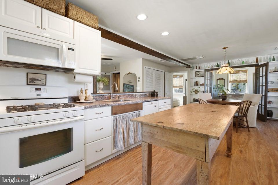 10 Mandalay Road Brick, NJ 08723 - Photo 8 of 40 Charming kitchen with rustic elegance.