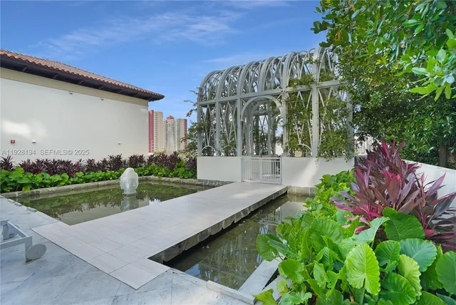 a view of a back yard