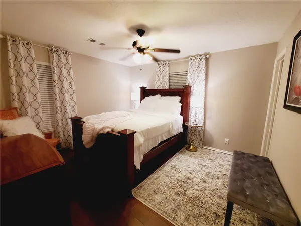 $2,300 | 8815 Bellaire Boulevard, Houston, TX 77036